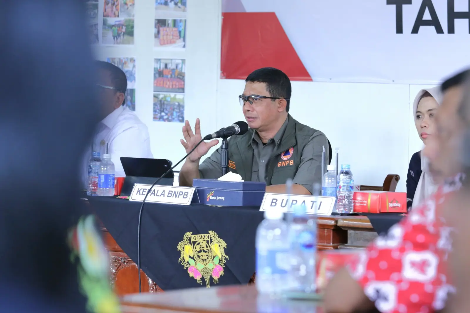Kepala Badan Nasional Penanggulangan Bencana (BNPB) Letjen TNI Suharyanto saat memimpin rapat koordinasi di Pendopo Bupati Demak, Kabupaten Demak, Jawa Tengah pada Rabu (21/2).